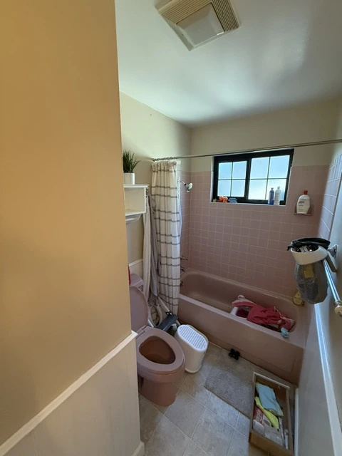 The tub and shower before remodeling